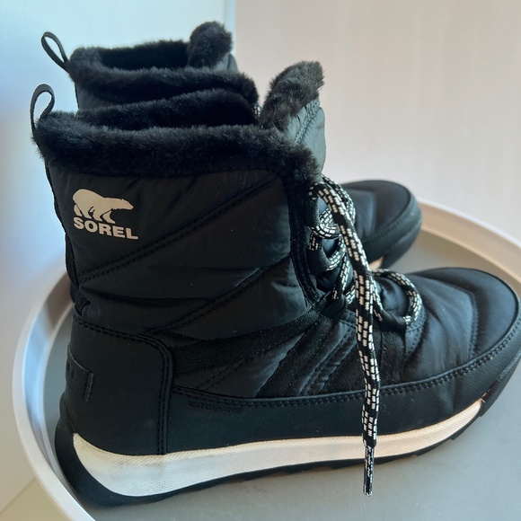 Sorel Whitney II Black Short Boots With Fur Lining - Picture 1 of 8